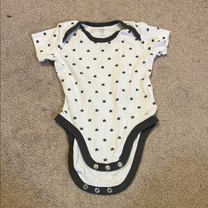 🍼Amazon Essentials Gray and White Star Bodysuit🍼